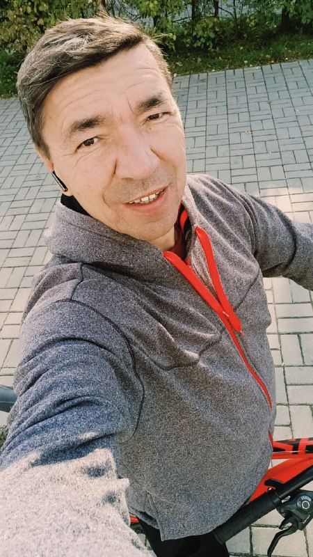 Артём Артемьев на прогулке на улице